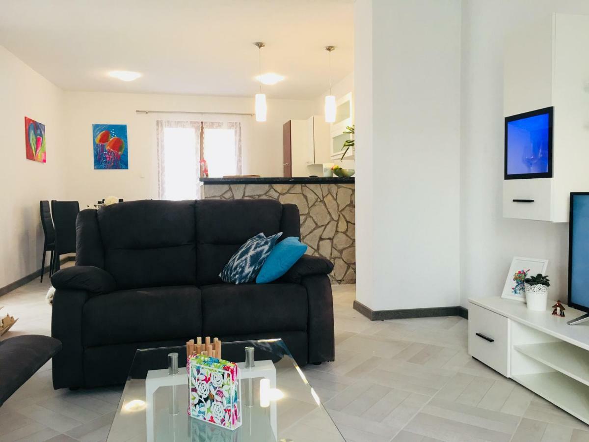 Apartments Mario Malinska Extérieur photo