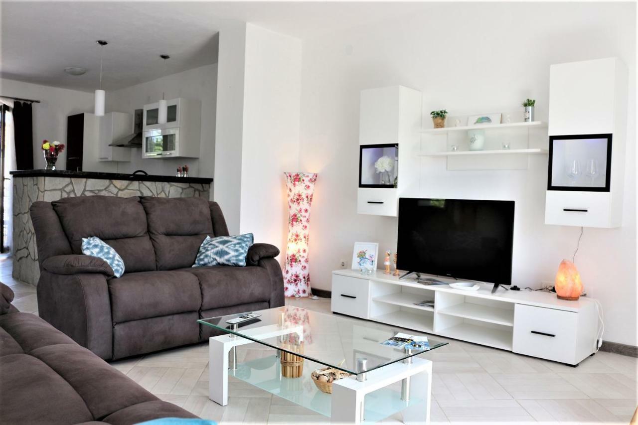 Apartments Mario Malinska Extérieur photo