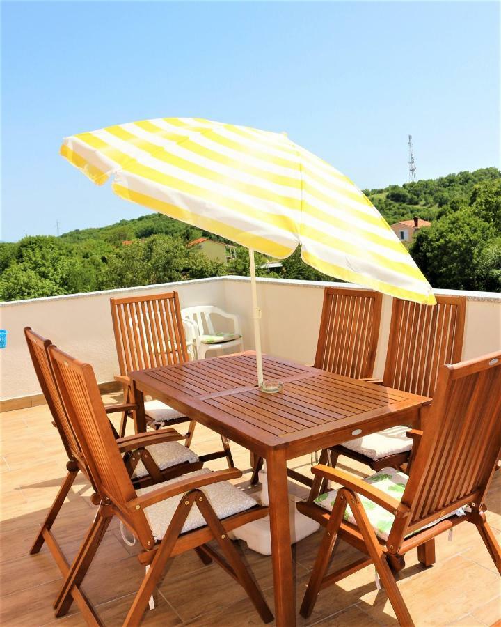 Apartments Mario Malinska Extérieur photo
